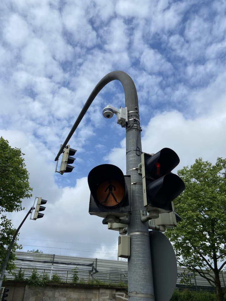 An der Bramscher Straße Richtugn Hasetor erfasst eine Kamera die verschiedenen Mobilitätsarten, die regelwidrig links abbiegen.